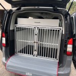 šunų transportavimo narvas komerciniame automobilyje. šunų transportavimo narvas tarnybiniame automobilyje.