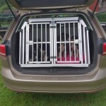 Šunų transportavimo boksas VW Passat automobilio bagažinėje.