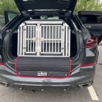 Šunų transportavimo narvas BMW X6 automobilio bagažinėje