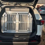 Šunų transportavimo narvas Toyota RAV4 automobilio bagažinėje. Šuns transportavimo boksas