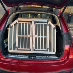 Šunų transportavimo boksas Mercedes Benz automobilio bagažinėje.