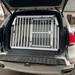 Šunų transportavimo narvas BMW X5 automobilio bagažinėje. Šuns transportavimo boksas